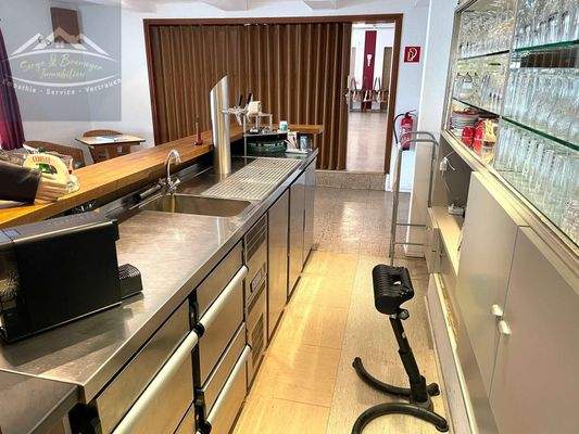 Theke 1 mit Übergang zum Saal 1