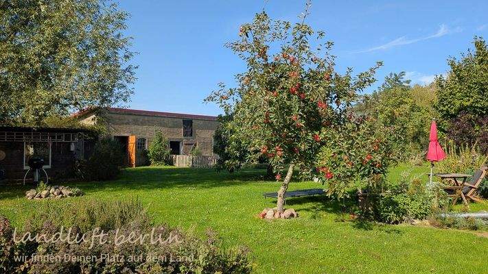 Links der Holzschuppen, rechts Werkstatt und Hühnerstall.jpg