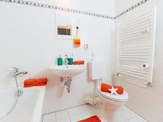 Modernes Badezimmer mit Wanne 