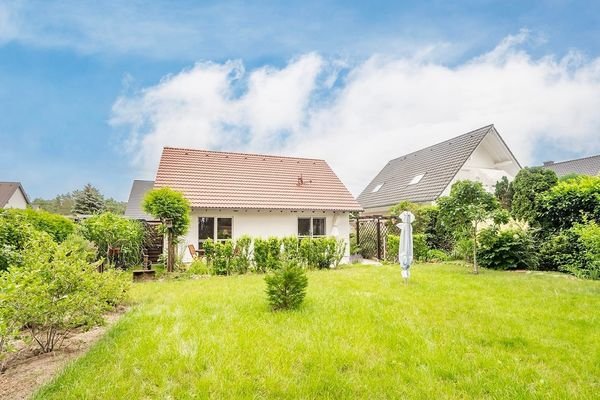 Blick vom Garten zum Haus