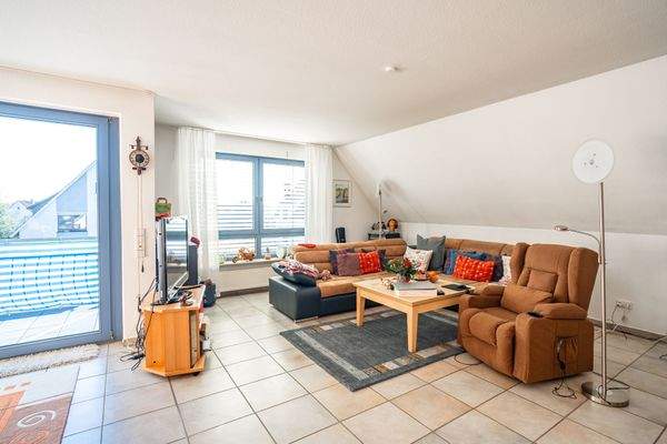 Das Wohn-/Esszimmer im Dachgeschoss ist sehr schön belichtet.