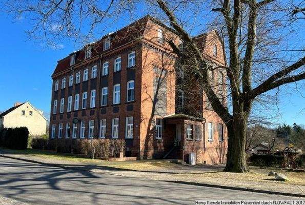 Ein Blick auf das Mehrfamilienhaus