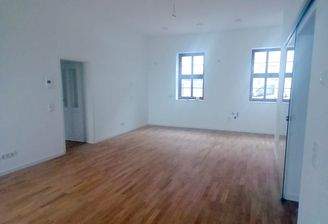 Wohnraum mit offener Küche - Blick zur Küche