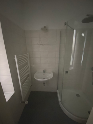 Duschbad mit Fenster von Küche abgehend