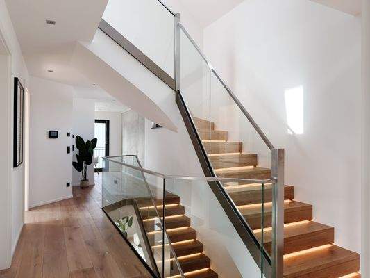 Offenes Treppenhaus mit Liebe im Detail