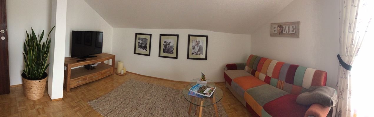 Wohnzimmer mit Zugang zum Balkon