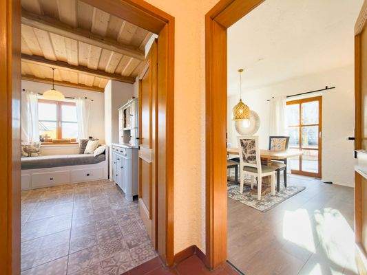 Blick in Küche und Esszimmer