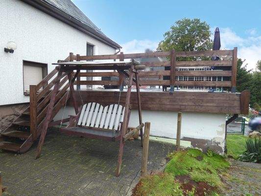 kleine Sictzfläche mit Treppe zur terrasse