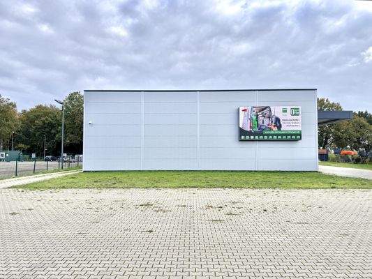 Rückseite inkl. LED-Werbeanlage