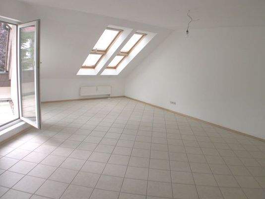 Blick in den Wohn-/Essbereich mit Zugang Terrasse