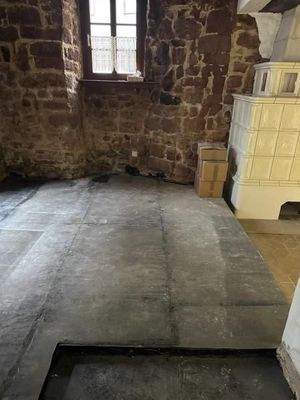 19 Gastraum und Kachelofen