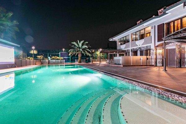 Luxusvilla-am-gardasee-kaufe_villa-am-gardasee-kaufen-haus-am-gardasee-kaufen_exklusive-Villa-am-gardasee_luxus-villa_luxusvilla-am-gardasee_villa-mit-panorama_villa-in-desenzano_comprare-villa-lago-di-garda_vendere-villa-lago-del-garda_Villa-di-lusso_Lag