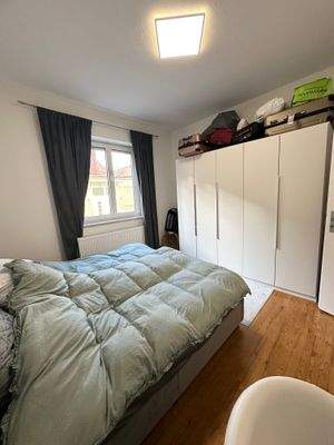 Schlafzimmer mit Platz für einen großen Schrank.jpeg