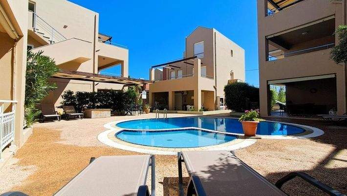 Kreta, Maleme: Erdgeschoss-Apartment mit 2 Schlafzimmern, Garten und Gemeinschaftspool, nur wenige Schritte vom Strand entfernt