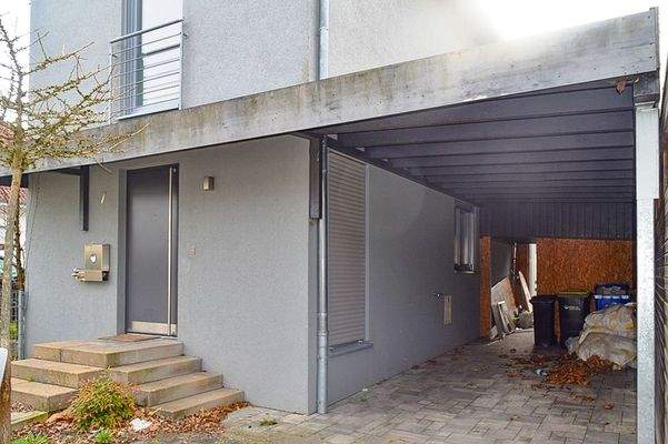 Eingang mit Carport rechts