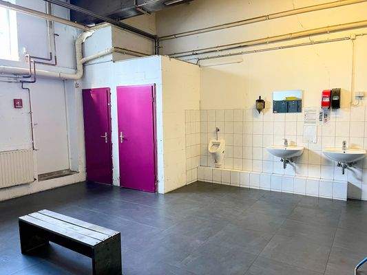 Umkleiden und Sanitäranlagen