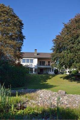 Ansicht vom Teich zum Haus