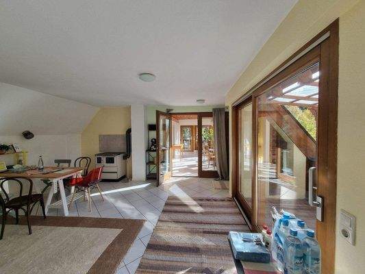 sonnendurchfluteter Wohnraum im Dachgeschoss