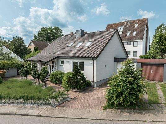 Straßenansicht mit Garage 