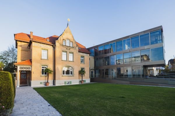 Außenansicht Villa + Neubau