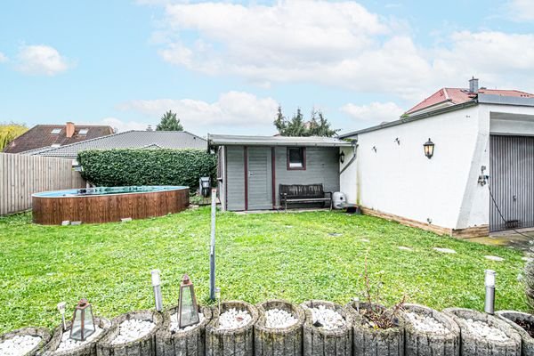 Blick auf den Pool, die Sauna und Garage