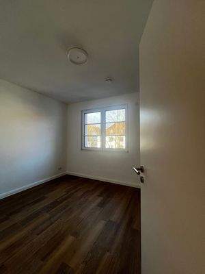 Leeres Zimmer mit Fenster