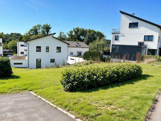 Grundstück rechts - (KI generiert)