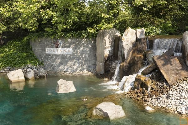 Zufahrt FONTANA mit Wasserfall
