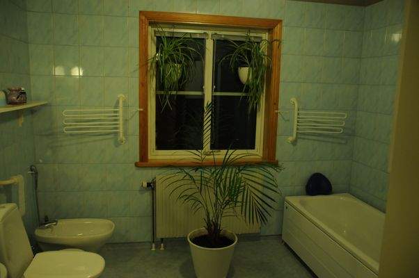 Badezimmer mit WC, Bidét, Wanne u. Dusche