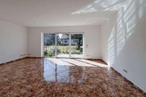 Großes Wohnzimmer mit Blick in den Garten