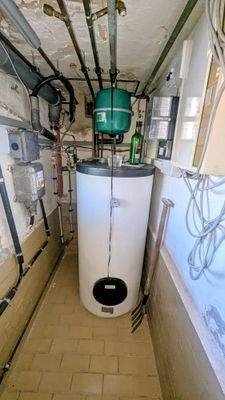 Pufferspeicher im Keller (erneuert)