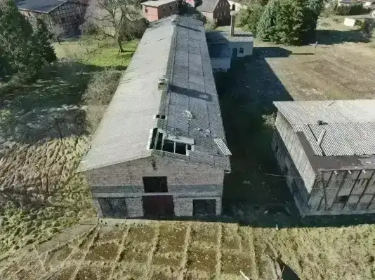 Kühstall von oben, Dachschäden