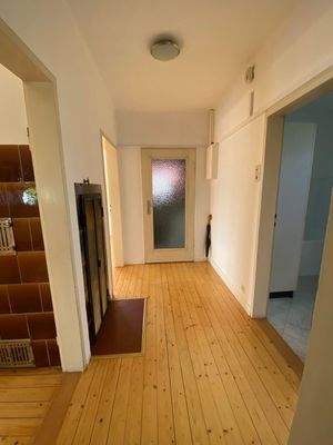 Flur EG Richtung Westen. Links Eingang Kinder-/Arbeitszimmer, rechts zum Badezimmer