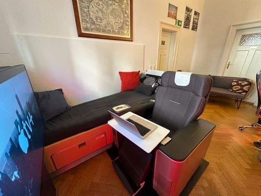 Sitz mit verstellbarer Rückenlehne und Fußstütze