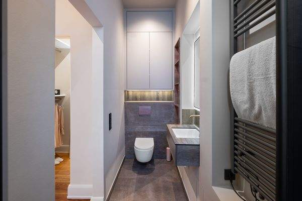 Ensuite-Bad mit rosé Akzenten