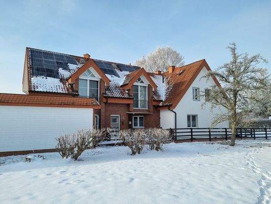 Blick auf Einfahrt und Hof