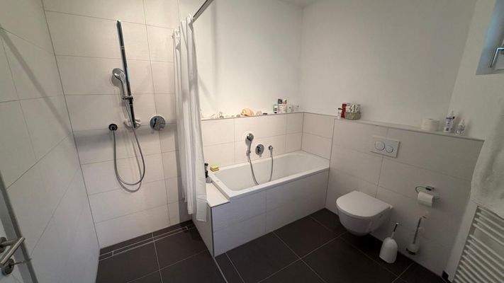Badezimmer, mit Wanne, Dusche und  WC