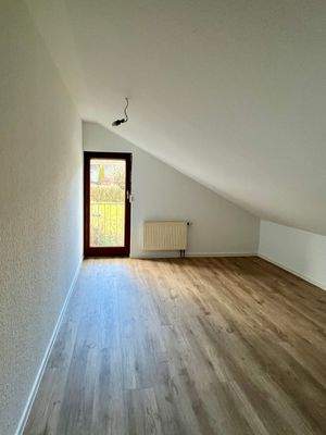 Dachgeschosszimmer mit Fenster