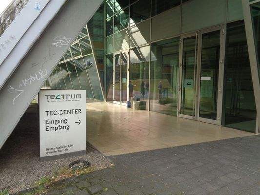 Zugang zur Tiefgarage und Gebäude