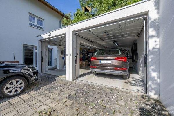 Ein Blick in die geräumigen Garagen mit elektrischen Toren – bequem, sicher und wettergeschützt parken mit modernem Komfort.