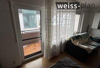 Wohnzimmer mit Blick auf Balkon 2