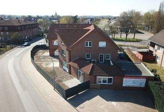 Luftbild eines Backsteinhauses