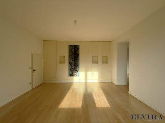 Wohnzimmer mit Einbauschrank