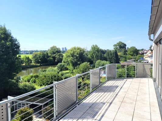 der traumhafte Balkon mit unverbaubarem Blick