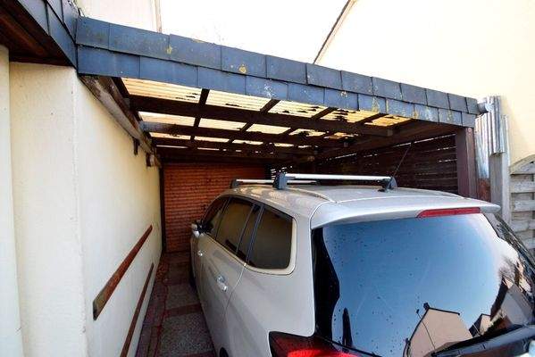 Carport mit Durchgang in den Abstellraum