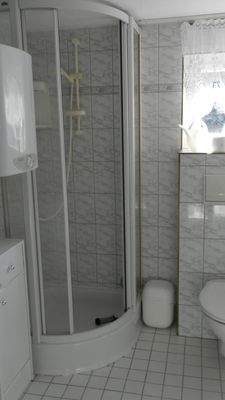 Bad mit Dusche und WC im Untergeschoss
