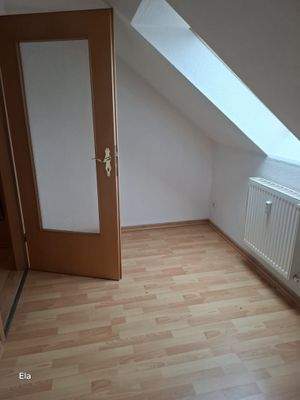 Kleines Zimmer mit Dachschräge