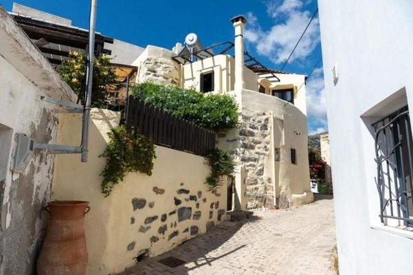 Kreta, Elounda: Charmantes Dorfhaus mit Innenhof und Terrassen mit Meerblick