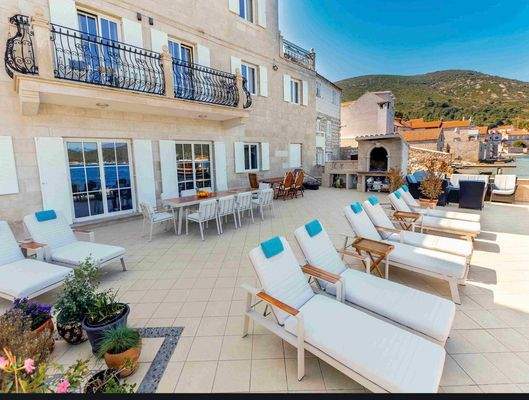 Großzügige Hauptterrasse mit unverbaubarem Blick