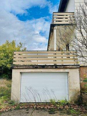 Große Garage und Balkone